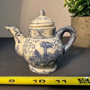 Vintage mini Asian Blue & white teapot square base